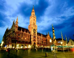 Vista notturna della Nueen Rathaus sulla Marienplatz ...