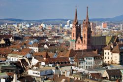 La Cattedrale nel centro di Basilea - Ritenuta uno degli edifici più suggestivi e importanti della città, la Cattedrale gotica si affaccia su via Heuberg, una delle strade più ...