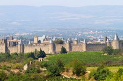 Le mura di Carcassonne viste da una collina: il borgo fortificato della Francia, chiamato come la Citè o la città vecchia, è protetto da una doppia cinta muraria e possiede ...