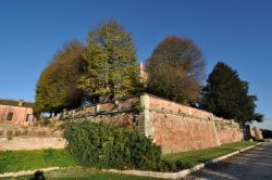 Mura esterne de Castello Bevilacqua: si noti in alto il  giardino Pensile, il secondo più vasto d'Europa