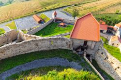 Mura del castello di Rupea, regione di Brasov - Un tratto delle antiche mura difensive della fortificazione di Rupea: viste dall'alto appaiono ancora più massicce e imponenti © ...