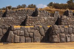 Le straordinarie mura inca a Cuzco (Sacsayhuaman) in Perù. Vennero costruite fra il 1438 e il 1500: gli inca trascinarono con delle corde i massi utilizzati per questa costruzione ciclopica  ...