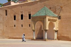 Posto di guardia lungo le grandi mura di Meknes, la città imperiale del Marocco - © John Copland / Shutterstock.com