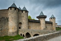 Mura della cittadella di Carcassonne, il famoso ...