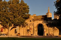 Mura di Avignone e porta di accesso occidentale alla citta sul Rodano