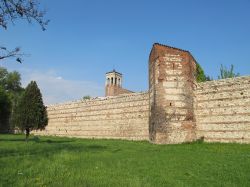 Le mura di Vicenza abbracciano la città sin dall'età romana, e nel XIII secolo vennero rinforzate con l'aggiunta di due castelli, il Castello Tealdo a est e quello di Porta ...