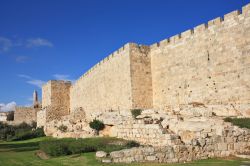Lungo le antiche mura di Gerusalemme, realizzate intorno al 1540 sotto il regno di Solimano I il Magnifico, si aprono 9 porte a cui si aggiungono 3 vecchie porte ora murate. All'interno ...