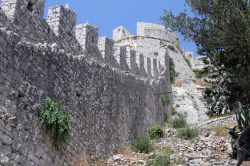 Mura e Torre a Hvar in Croazia. L'isola di Lesina, detta anche "la Lunga" è uno dei luoghi più densi di storia della Dalmazia e dell'intera Croazia. La Città ...