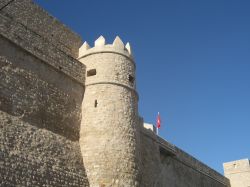 Le mura imponenti della medina di Hammamet  inTunisia - © Albo / Shutterstock.com