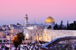 Il Muro Occidentale di Gerusalemme (Israele), meglio conosciuto come Muro del Pianto, è ciò che resta del Tempio costruito da Salomone, re di Giudea, e per questo è il luogo ...