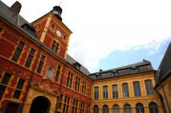 Museo Hospice Comtesse a Lille, Francia. Situato nel cuore storico della città, al confine con il corso del fiume Deule e il porto, questo museo rimane una delle ultime testimonianze ...