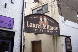 La vecchia entrata del Museo Laurel and Hardy , al numero 4 di Upper Brook street ad Ulverston (Regno Unito). Oggi il museo si trova in Brogden Street, presso l'edificio del cinema ...