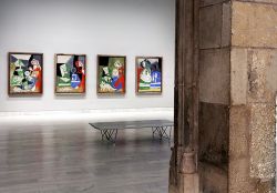 Museo Picasso a Barcellona, Spagna. Una sala dello spazio espositivo dedicato alle opere dell'artista spagnolo Pablo Picasso, fra i più visitati della città catalana. Si trova ...