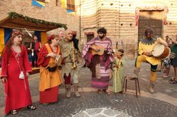 Musicisti medievali surante la rievocazione storica di Mondavio, provincia di Pesaro-Urbino.
