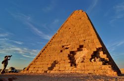 Napata Karima Piramide fotografata al Tramonto ...