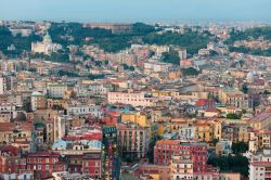 Napoli e i suoi colori che caratterizzano il centro storico del capoluogo partenopeo - © SergiyN / Shutterstock.com