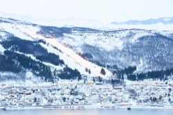 Sciare a Narvik in riva al mare, Norvegia - Situata nella contea di Nordland, Narvik è posizionata all'estremità del fiordo Ofot, proprio di fronte ad una sua diramazione, ...