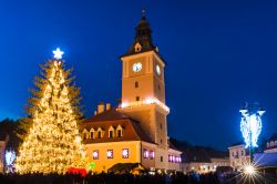 Natale a Brasov, Piazza Sfatului - Una bella immagine notturna ritrae i festeggiamenti celebrati in occasione del Natale nella città di Brasov. Piazza Sfatului, abbellita da un gigantesco ...