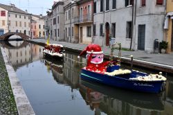 Natale a Comacchio: barche a tema in un canale ...