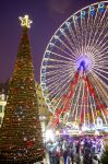 Natale a Lilla, albero in piazza e ruota panoramica, Francia. Se volete ammirare la città addobbata a festa nel periodo dell'avvento non perdetevi un giro sulla ruota panoramica: ...