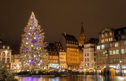 Natale in Place Kleber a Strasburgo, Francia - Luogo simbolo di Strasburgo, di cui ne è anche la piazza più grande, deve il suo nome al generale Jean Baptiste Kleber nato proprio ...