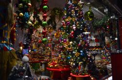 Negozi vestiti a festa in occasione del Natale a Zurigo