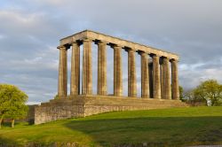 Il National Monument di Edimburgo (Scozia). Venne lasciato incompiuto nel 1829, ed era dedicato ai soldati scozzesi morti in battaglia contro Napoleone. Si trova sulla Calton Hill, ed è ...
