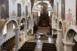 La navata centrale della chiesa di San Martino a Biberach (Germania) la chiesa è in gestione comune tra cattolici e protestanti