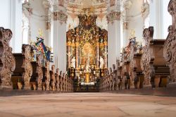 L'elegante navata centrale della chiesa di Steinhausen dedicata a Nostra Signora, in Germania