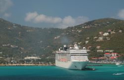 Una delle tante navi da crociera in giro ai Caraibi al largo del porto di Road Town - © photobeginner / Shutterstock.com
