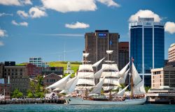 Nuova Scozia, Canada: una nave maestosa nel porto di Halifax durante la parata navale del Tall Ships Festival nel mese di luglio. Si tratta di una grande festa che anima la città con ...