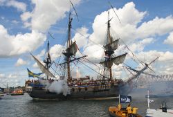 Storica nave Gotheborg all'Amsterdam Sail, Olanda - Il passaggio della Gotheborg, famosa nave per il commercio con le Indie, durante la parata quinquennale dell'Amsterdam Sail © ...