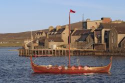 Una nave vichinga a Lerwick, sulle isole Shetland .Le Shetland gravitarono nell'orbita dell'influenza vichinga fino al 1472 quando furono incluse nei domini della Scozia - © TTphoto / ...