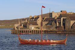 Una nave vichinga a Lerwick, sulle isole Shetland ...