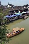 Navigando a Zhouzhuang il villaggio fluviale ...
