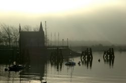 Nebbia mattutina nella baia di Cardiff in Galles .La capitale è soggetta spesso alle umidi correnti atlantiche (da ovest) che possono creare delle condizioni favorevoli all'insorgere ...