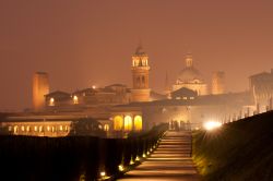 Nebbia serale nel centro storico di Mantova. Trovandosi al centro della pianura Padana, Mantova gode di un clima continentale, e spesso nelle ore serali, in inverno, il centro viene avvolto ...