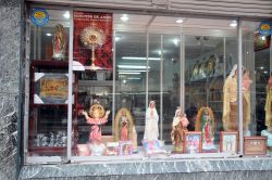 Articoli religiosi nel quartiere La Candelaria di Bogotà, Colombia - Cuore storico della capitale, questo barrio ospita teatri, centri culturali e biblioteche oltre agli edifici storici ...