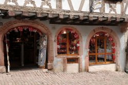 Negozio di prodotti tipici a Riquewihr, Francia - Souvenir d'Alsazia? Una buona bottiglia di vino acquistata in uno dei borghi medievali più incantevoli di questa regione francese ...