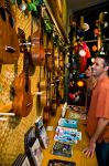 Un tipico negozio di ukulele sull'isola di Hawaii, nell'omonimo arcipelago del Pacifico. L'ukulele è la versione hawaiana di uno strumento a corde portoghese, detto cavaquinho, ...