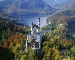 Neuschwanstein la magnifica fortezza di Re Ludwig II in Baviera (Germania), il castello che ha ispirato la Disney nella realizzazione del disegno di quello della Bella Addormentata nel Bosco ...