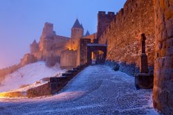 Neve a Carcassonne, lungo le mura del borgo medievale francese. La struttura difensiva, lunga un paio di chilometri e dotata di una sessantina di torri, comprende la Porta Narbonnaise realizzata ...