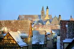 Neve a Rothenburg ob der Tauber, Germania - Con una soffice spolverata di neve, i tetti delle case di Rothenburg sopra il Tauber rendono ancora più suggestivo il panorama che si può ...