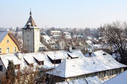 I tetti imbiancati del centro di Sciaffusa in Svizzera dopo una nevicata - © Yu Lan / Shutterstock.com