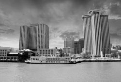 New Orleans e il fiume Mississipi in una foto in bianco e nero - Sembra del secolo scorso  questa bella immagine senza colore che ritrae la capitale della Louisiana con alcuni dei suoi ...