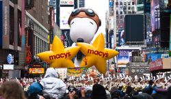 Macy's Thanksgiving Day Parade a New York, Stati Uniti. La parata per il giorno del ringraziamento a New York organizzata dai grandi magazzini Macy's. Oltre 2 milioni di spettatori assistono ...