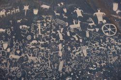 La Newspaper Rock è un monumento archeologico del Canyonlands National Park dello Utah, negli USA. La parete rocciosa, simile a una grande pagina di giornale (come suggerisce il nome), ...