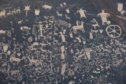 La Newspaper Rock è un monumento archeologico del Canyonlands National Park dello Utah, negli USA. La parete rocciosa, simile a una grande pagina di giornale (come suggerisce il nome), ...