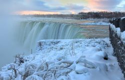 Niagara Falls, le cascate nella stagione invernale: la spettacolarità delle cascate più famose del mondo è evidente tutto l'anno, ma in inverno, se possibile, aumenta ...