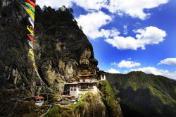 II cosiddetto Nido della Tigre, il Monastero di Taktshang (Taktsang) tra le montagne del Bhutan - © Stasis Photo / Shutterstock.com